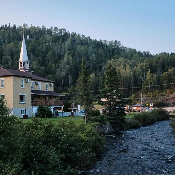 AUBERGE DU DIMANCHE - Riviere-Eternite, Pres du Fjord-du-Saguenay et de l'Anse-Saint-Jean，位于朗斯圣让的酒店