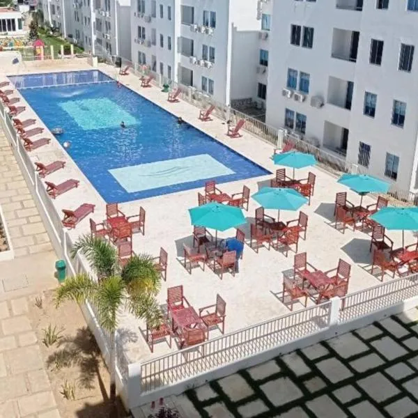 Hermoso apartamento en Coveñas con piscina，位于Coveñitas的酒店