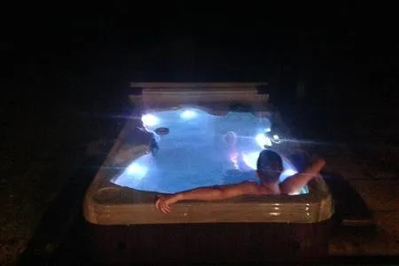Forest Sweet Retreat Hot Tub & Wood Fired Sauna，位于尤克卢利特的酒店
