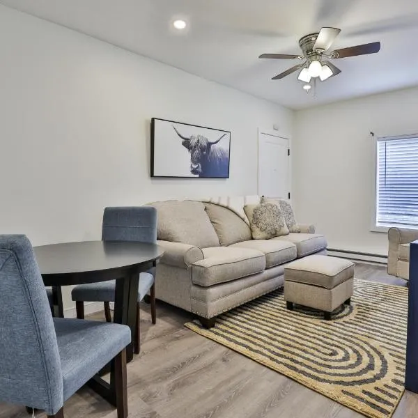M20 Rentals Modern Apartment 2bd 1ba Centrally Located Salem, NH，位于塞勒姆的酒店