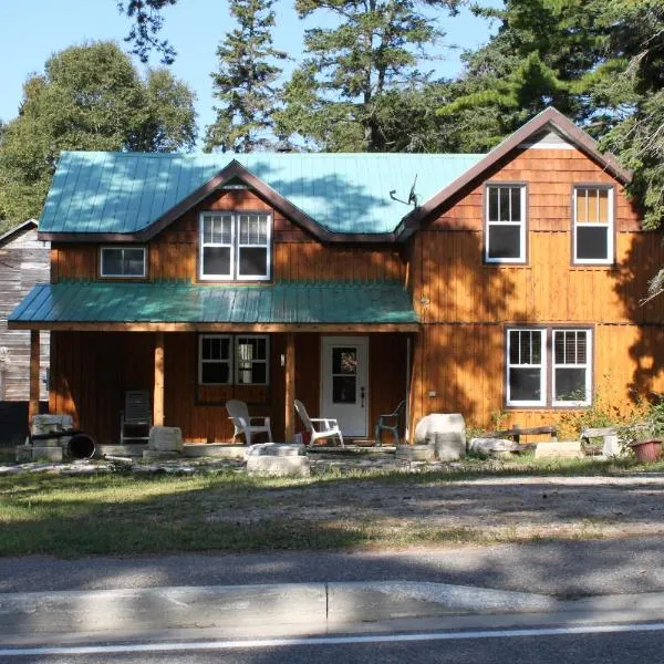 4 Bedroom Cottage on Manitoulin Island Next to Sand Beaches!，位于South Baymouth的酒店