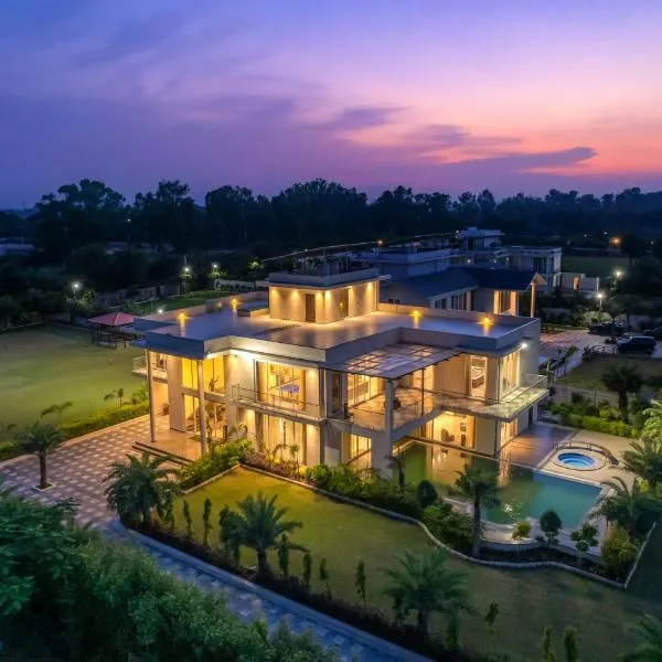 StayVista at Blanc Belle With outdoor pool，位于Sohna的酒店