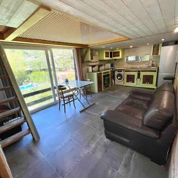 La tiny house de Chaparon，位于Lathuile的酒店