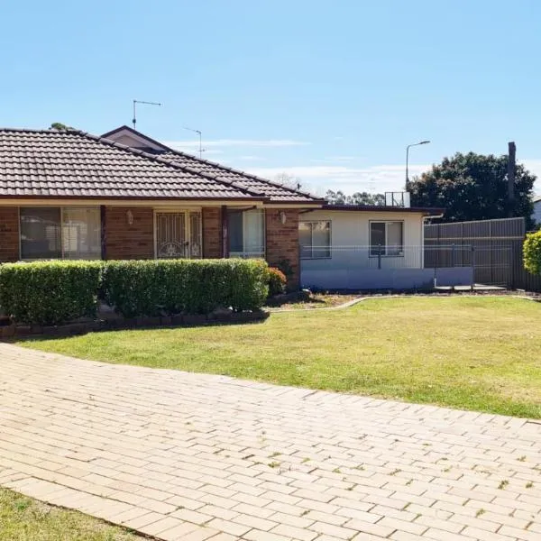3 Bed Room, Luxury Home，位于Schofields的酒店