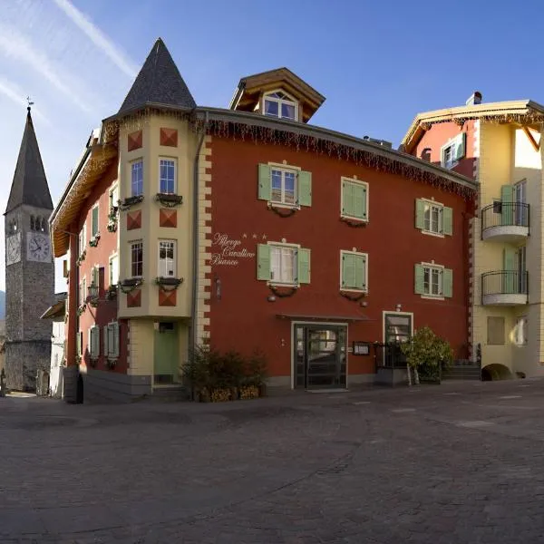 艾尔伯格卡瓦利诺比安科酒店，位于利维奥的酒店