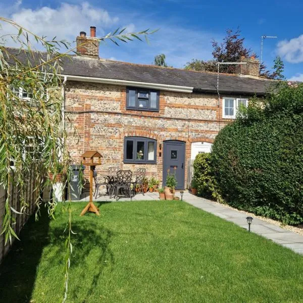 Idyllic period cottage, Ramsbury, Nr Marlborough，位于马尔堡的酒店