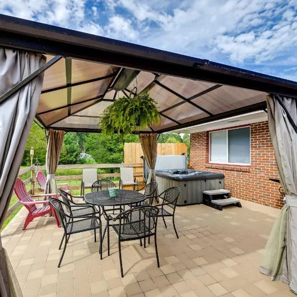 Pet Friendly Home with Hot Tub, Patio and Game Room!，位于克莱顿的酒店