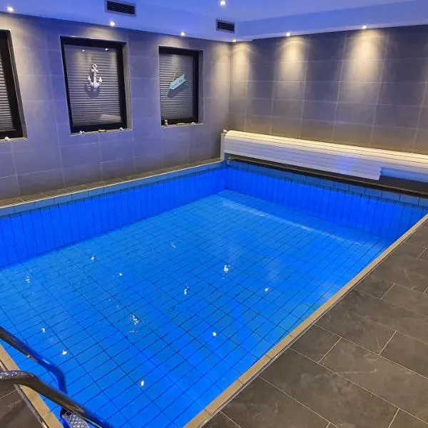 Ferienwohnung mit Innenpool 28-30 Grad, Garten, und Terasse，位于诺伊斯的酒店