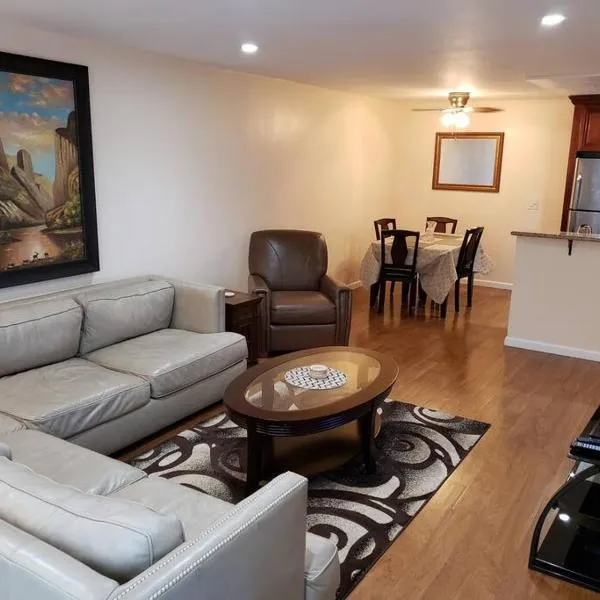 Beautiful Spacious 2 Bedroom, 2 Bathroom Condo，位于长滩的酒店