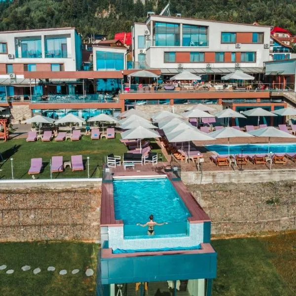 Hotel Roser House Boutique - pe malul lacului Colibita，位于Răstoliţa的酒店