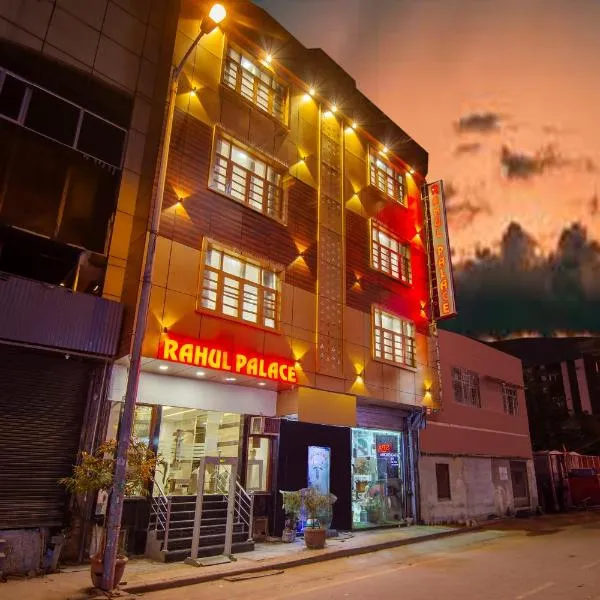 Rahul Palace By Golden Tree Near Metro station and Ajmal Khan Market，位于新德里的酒店