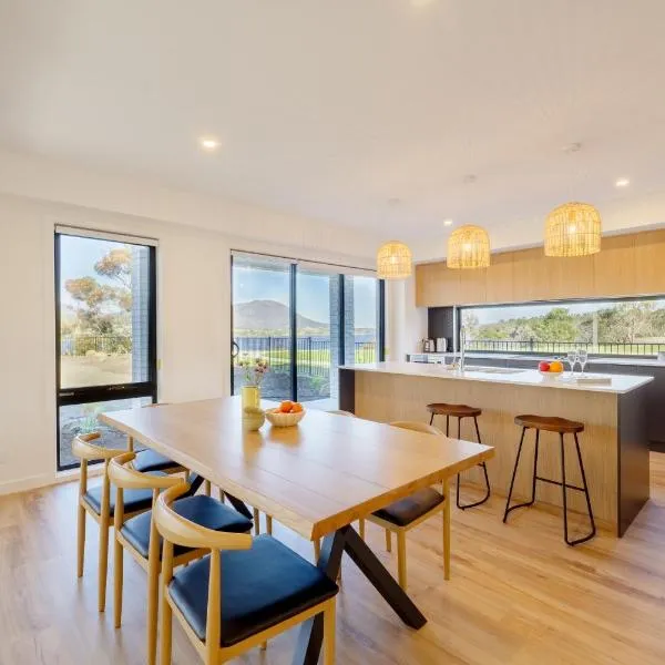 Hobart 4-bedroom Spacious Waterfront House，位于Old Beach的酒店