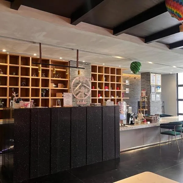 茶田关舍贰馆，位于关山镇的酒店