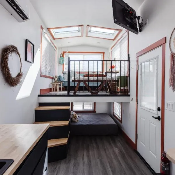 New calm & relaxing Tiny House w deck near ZION，位于Apple Valley的酒店