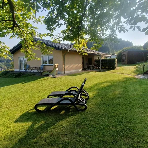 Ferienhaus "et Eifelparadiesje"，位于格罗尔斯泰因的酒店