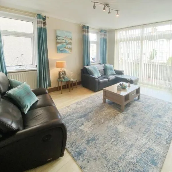 The Gateway a lovely Spacious Seaside Property close to the beaches , centrally located in Porthcawl，位于纽顿的酒店
