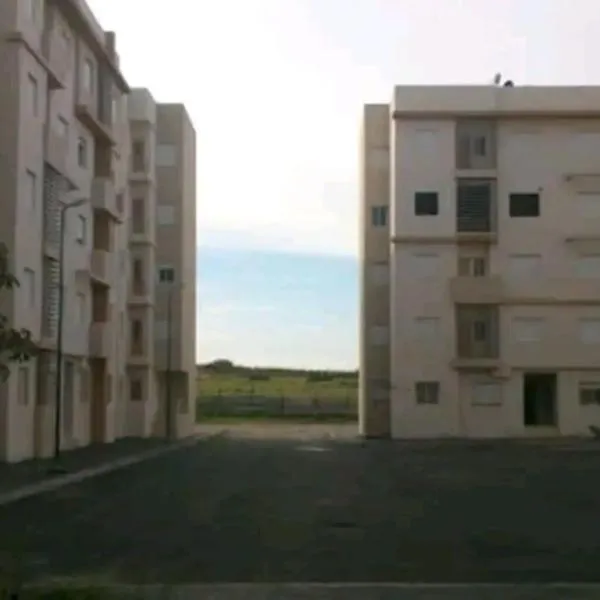 très joli appartement près de la mer，位于盖尼特拉的酒店