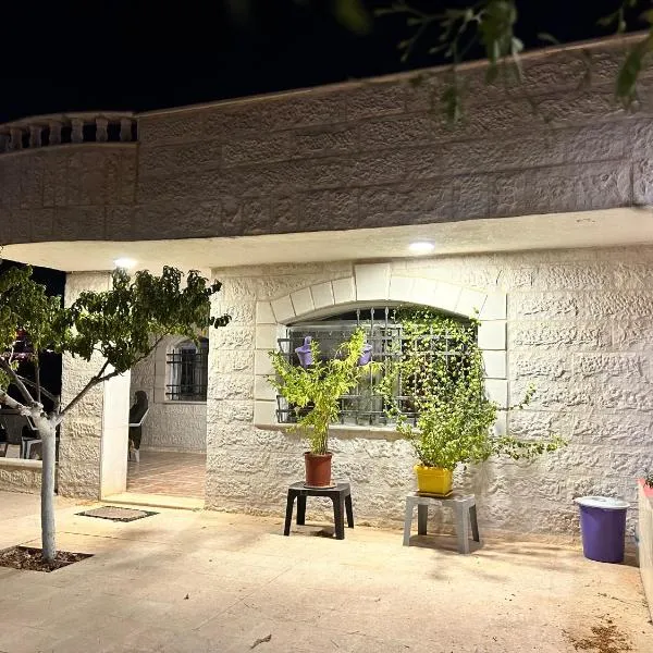 apartment between ajloun castle and Jerash ruins，位于Umm al Manābī‘的酒店