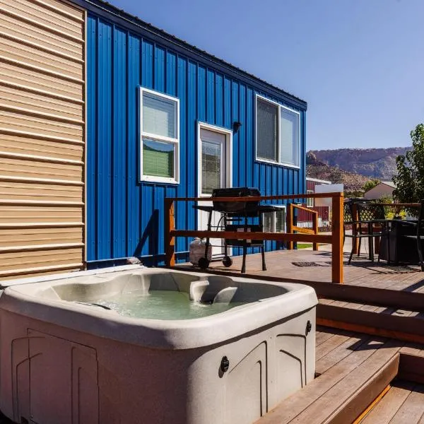 Zion Tiny Home, Hot Tub, Gooseberry Mesa Trails，位于Apple Valley的酒店