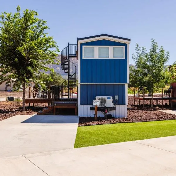 Lil' Blue Oasis Tiny Home，位于Apple Valley的酒店