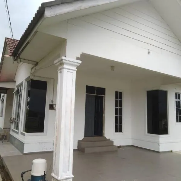 Familia Homestay Tepi Sawah，位于Pasir Mas的酒店