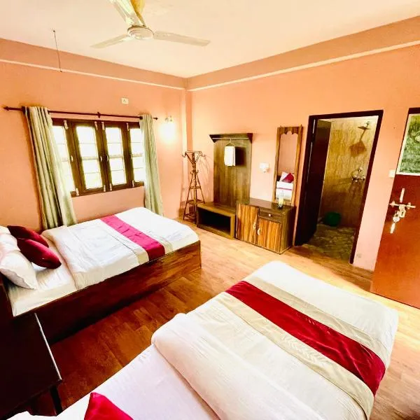 Hotel Tree Tops- A Serene Friendly Hotel in Sauraha，位于奇旺的酒店