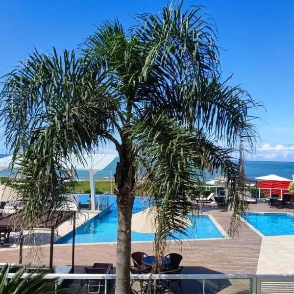 Baln Piçarras-Bally Beach Club Beira Mar，位于皮萨拉斯的酒店