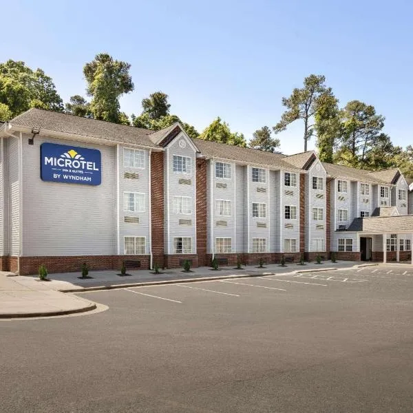 温德姆不伦瑞克省麦克罗套房酒店，位于Knightdale的酒店