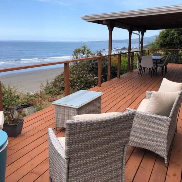 Redwood Coast Beach Front Home California，位于布鲁金斯的酒店