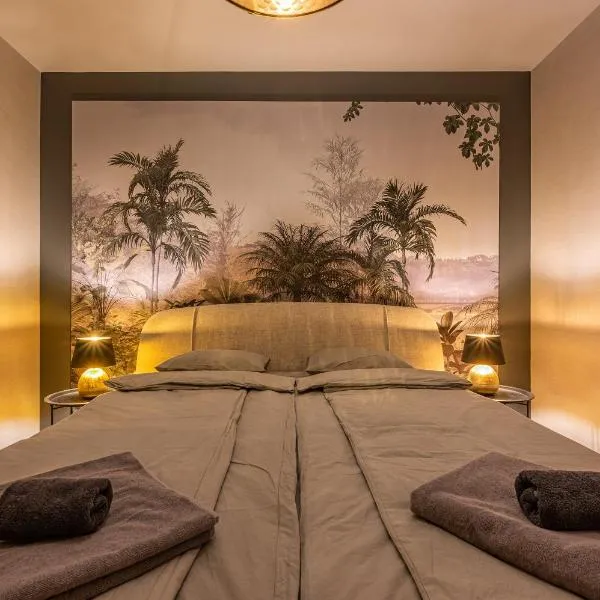 Luxury condo w balcony next to Andrassy road，位于布达佩斯的酒店