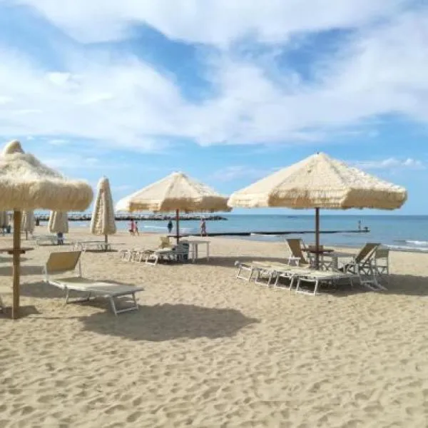 CASA MIRO' vicinissima al mare e parcheggio privato gratuito se disponibile，位于佩斯卡拉的酒店