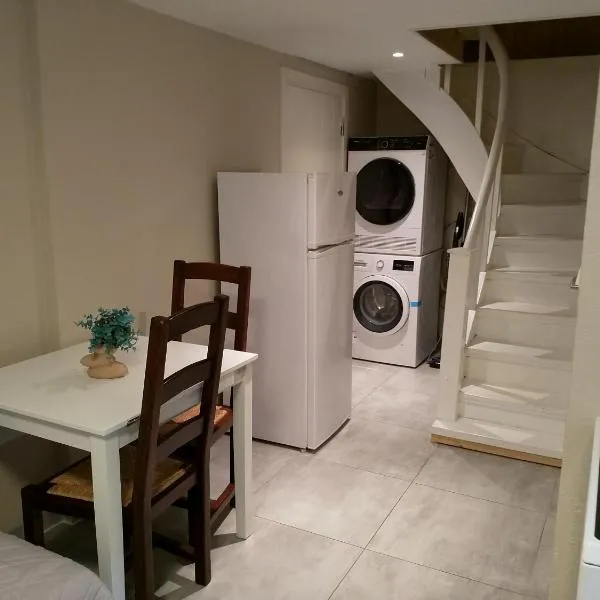 Newly Renovated 2 Bedrooms Apartment - Walking distance to Everything in Moss，位于莫斯的酒店