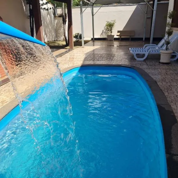 Casa com três quartos e piscina próximo Lagoa Boa Vista, Lagoa Paulino e centro de Sete Lagoas，位于塞蒂拉瓜斯的酒店
