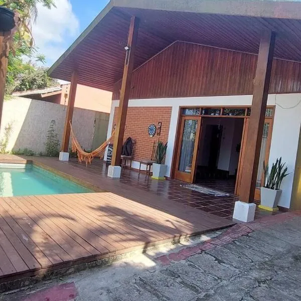 Casa com piscina -100 metros da praia.，位于瓜鲁雅的酒店