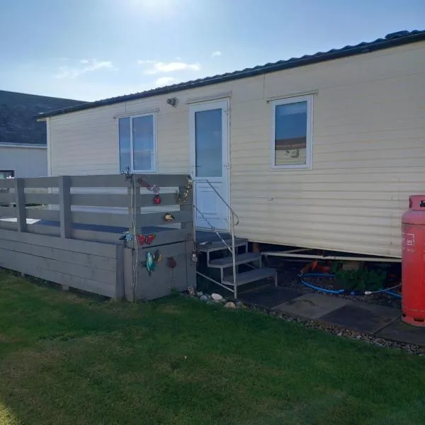 Melody Brooks Caravan Park Caravan number 22，位于Sandend的酒店