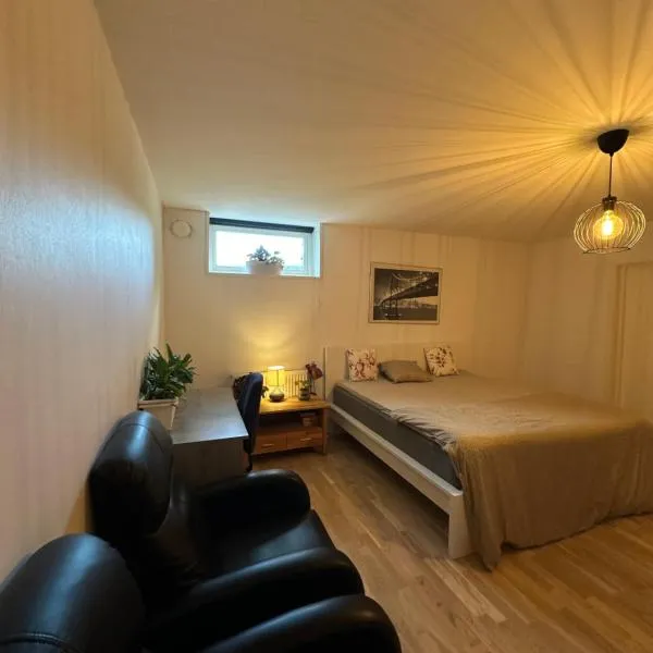 Spacious private room in a shared Vegan Apartment，位于Säve的酒店