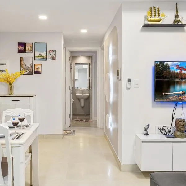 Cozy 2 Bedrooms Condo in T1 Masteri Thao Dien, Fully Furnished With Full Amenities，位于胡志明市的酒店
