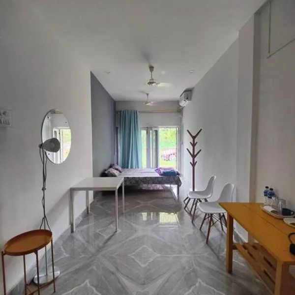 Minimalistic white stay，位于焦尔哈德的酒店