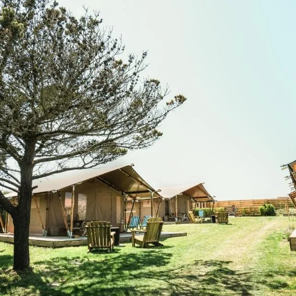 Glamping at Macdonald's Farm，位于圣奥斯特尔的酒店