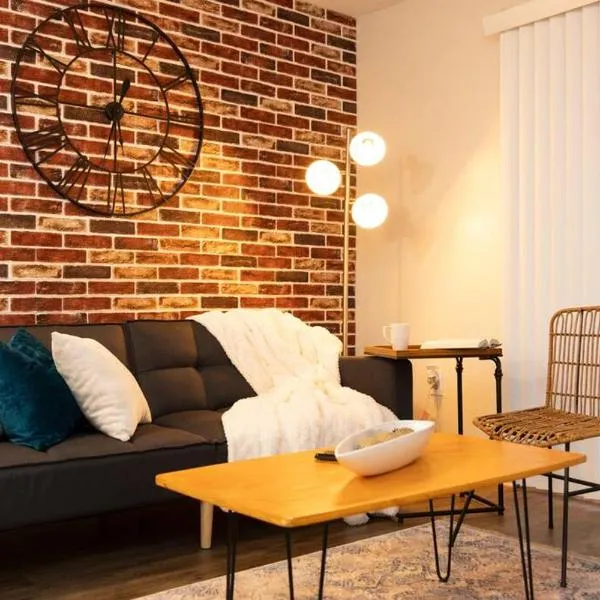 Rustic Luxe Loft , A King Bed Hideout with Edge，位于盖恩斯维尔的酒店