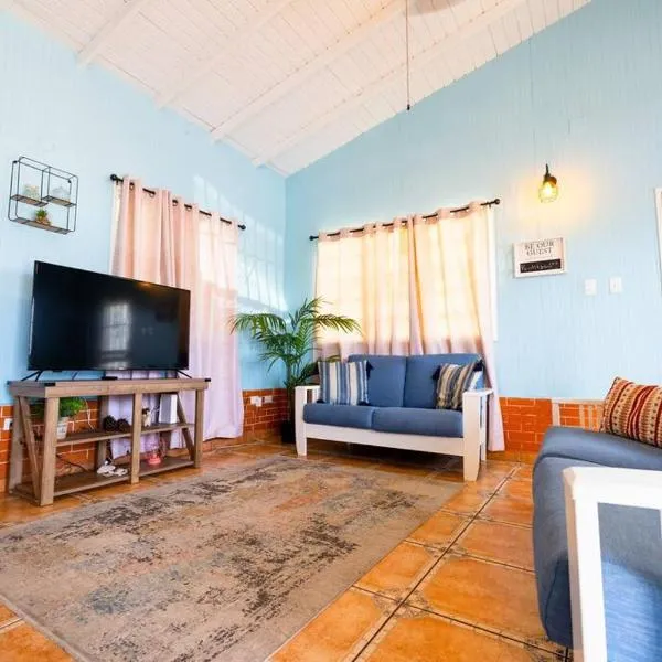 Jobos Beach Apt #1 near food truck and beach .，位于伊莎贝拉的酒店