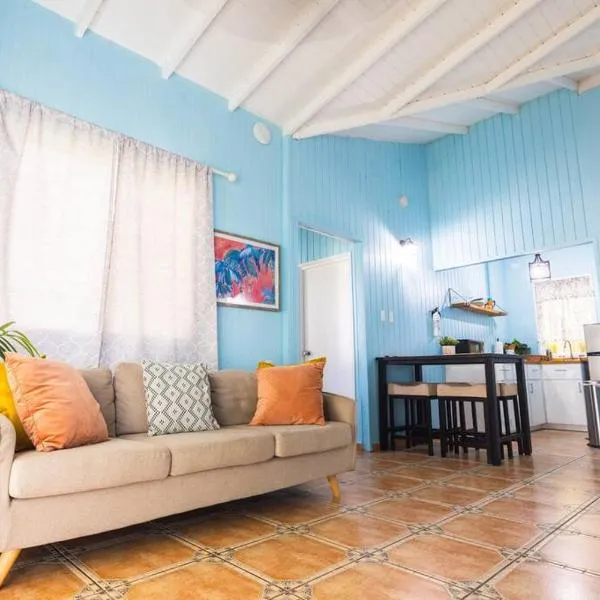 Jobos Beach Apt #2 near food truck and beach，位于伊莎贝拉的酒店