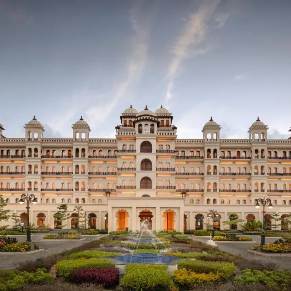 Uday Palace Navsari, a member of Radisson Individuals，位于Palsāna的酒店
