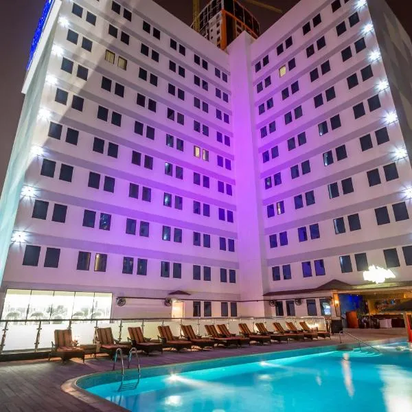 精英水晶酒店，位于Karbābād的酒店