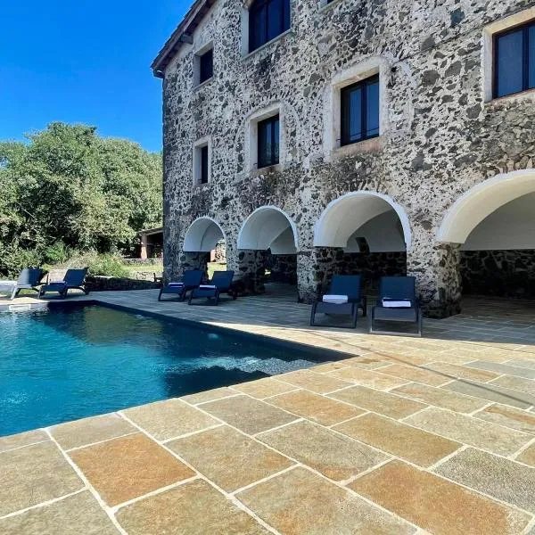 Spacious Country House for 8 near Olot Remote Work & Nature Escape，位于奥洛特的酒店