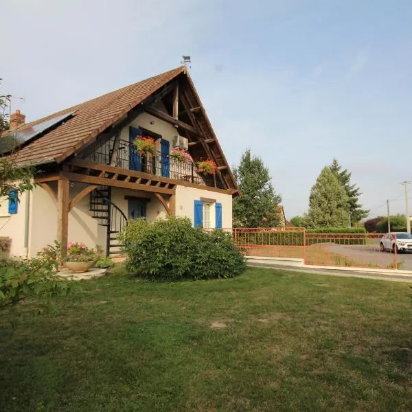 Les Volets Bleus，位于Dornes的酒店