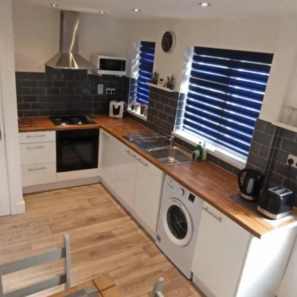 Broxtowe house -3 bed House parking Nottingham，位于伊肯斯顿的酒店