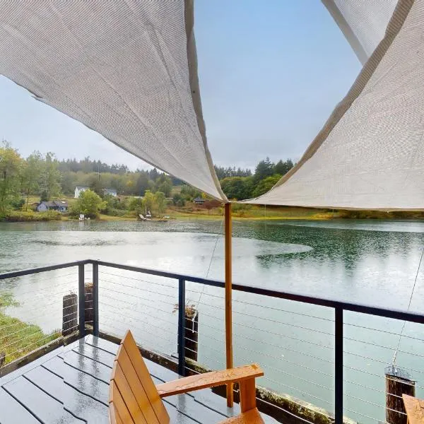 Cedrona Cove Cottage，位于Fox Island的酒店