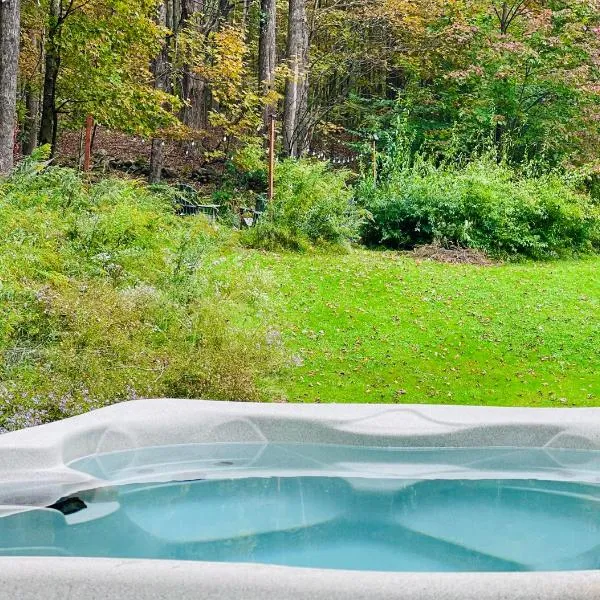 Cozy Cottage with Jacuzzi and Fire Pit and Reading Nook!，位于Livingston Manor的酒店