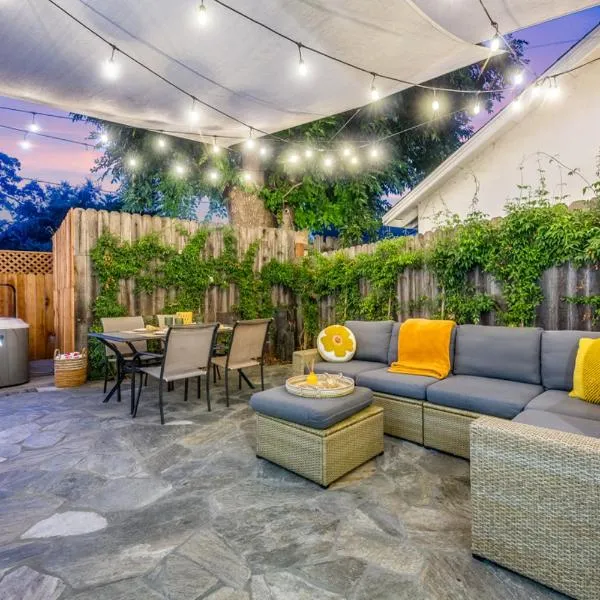 Modern Cottage, Hot Tub, Bistro Patio, Putting Green, Walk to All!，位于千橡市的酒店